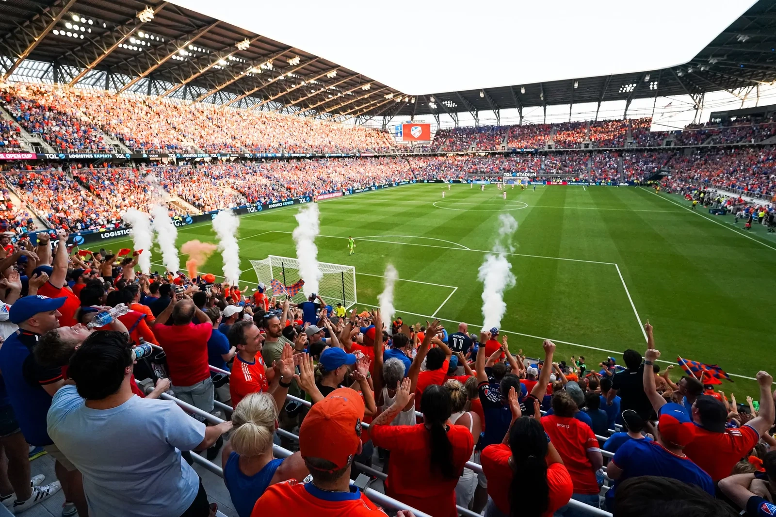 爱游戏体育合作的大型足球比赛现场直播画面